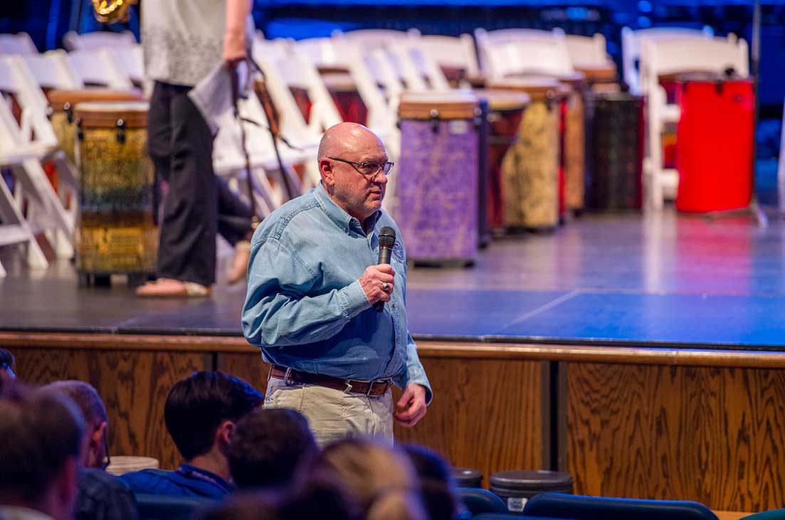 Tim Lautzenheiser talking to the attendees at the Conn-Selmer Institute.